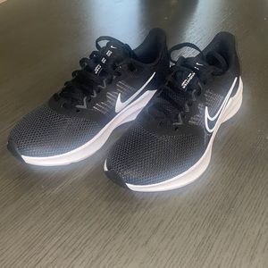 New, Size 7, Nike Downshifter 11, Black/White